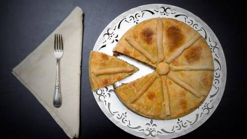 Как быстро приготовить пирог с начинкой из отварного мяса?