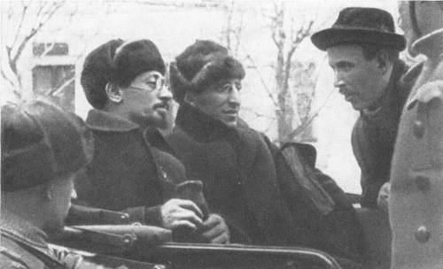 Я. М. Свердлов, В. А. Аванесов, Демьян Бедный (справа), 1918 г.