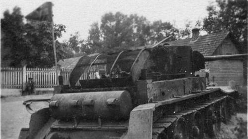 Советский легкий танк БТ-5, подбитый и сгоревший в Дубно