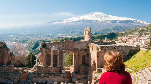Вид на вулкан Этна из античного театра в современной Таормине. Сицилия