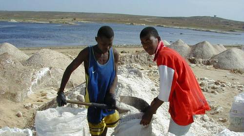 Фасовка соли в Кабо-Верде