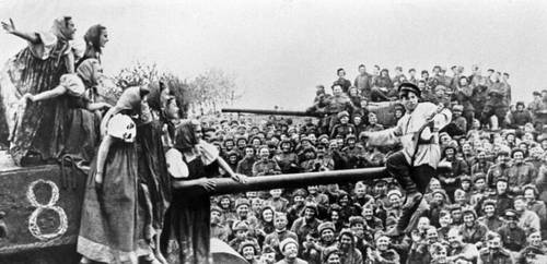 Артисты фронтовой бригады выступают перед бойцами 36-й танковой бригады на станции Раздельная