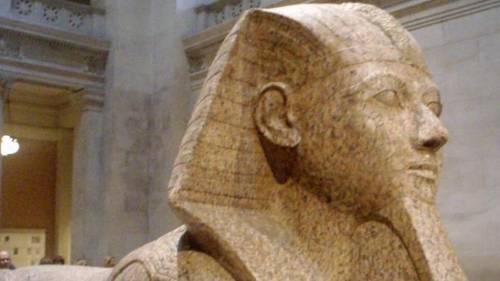 Гранитный сфинкс с лицом египетской царицы Хатшепсут.