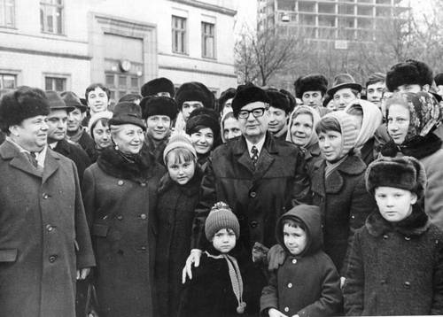 Во время своего последнего визита в СССР в 1972 г. Сальвадор Альенде остановил кортеж на Площади Славы в Киеве, чтобы пообщаться с горожанами