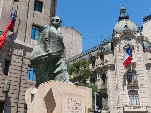 Памятник С. Альенде перед дворцом «Ла Монеда» в Сантьяго. Чили