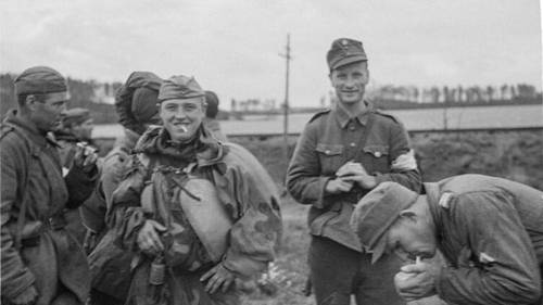 Советские и финские бойцы курят на линии разграничения на острове Сорвали (Sorvali; сейчас Гвардейский) в Выборге после начала действия соглашения о прекращения огня