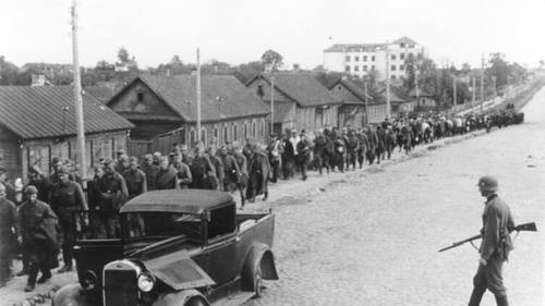 Колонна пленных красноармейцев, Минск, 1941 г.