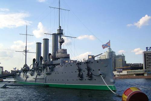 Крейсер «Аврора», символ Октябрьской Революции, полностью изменившей жизнь в России