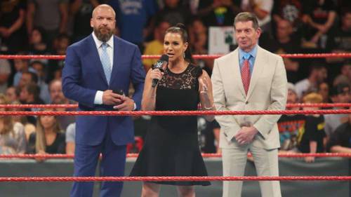 Stephanie McMahon, acompañada de Triple H y Vince McMahon, durante el anuncio ayer de Evolution en Monday Night Raw (23/07/2018) - WWE
