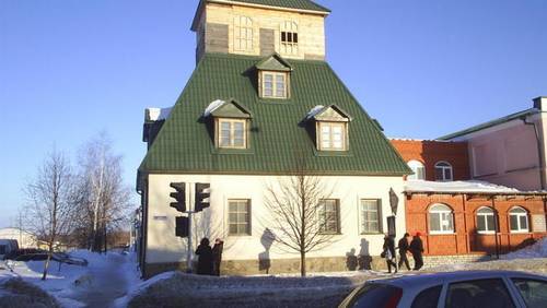 В старой части Усмани. Современная пристройка к одному из довоенных зданий.