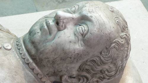 Посмертный скульптурный портрет (фрагмент надгробного памятника в базилике Сен-Дени)