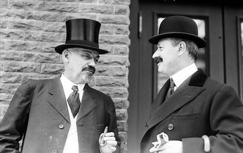 Оскар Хаммерштейн I (слева) и Клеофонте Кампанини (справа), 1908 г.