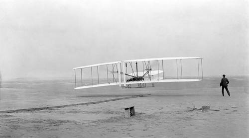 Первый полёт Флайера-1 17 декабря 1903 г., пилотирует Орвилл Райт, Уилбер Райт — на земле