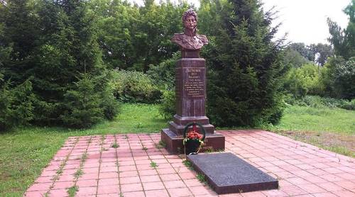 Памятник П.И. Багратиону в приходе церкви Дмитрия Солунского в селе Сима