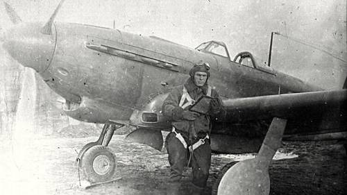 Летчик-истребитель А. В. Ворожейкин перед боевым вылетом