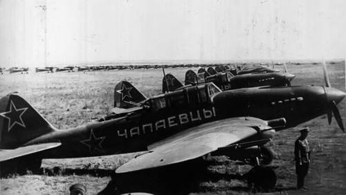 Смотр эскадрильи «Чапаевцы». Эскадрилья Ил-2М3 «Чапаевцы» была построена на средства трудящихся города Чапаевска и передана 1-му Белорусскому фронту