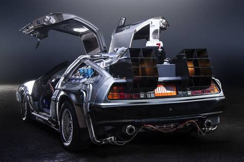 Машина времени из фильма «Назад в будущее» в виде модифицированного автомобиля DeLorean