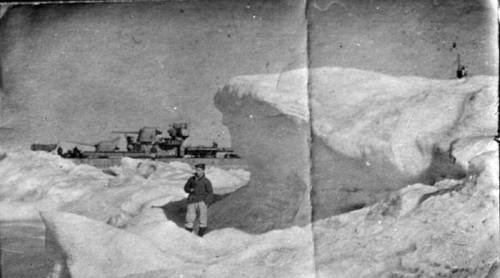 Советский матрос на льдине в Чукотском море на фоне эсминца проекта 7 «Разумный». Фотография сделана в ходе перехода кораблей Тихоокеанского флота в составе конвоя ЭОН-18 на Северный флот Северным морским путем