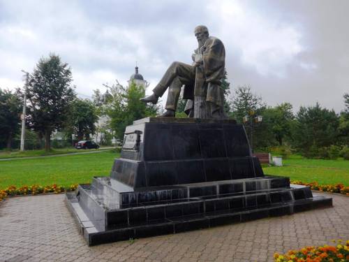 Памятник Ф. М. Достоевскому в Старой Руссе