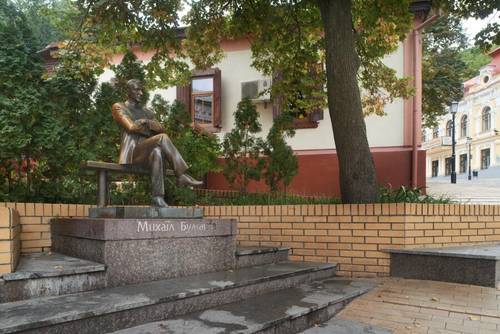 Памятник Михаилу Булгакову  в городе Киеве на Андреевском спуске