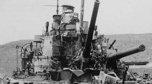 Разрушенные орудийные башни тяжелого британского крейсера «Йорк» (HMS York).<br />
25.03.1941 г. крейсер был подорван в бухте Суда у Крита начиненными взрывчаткой катерами итальянской 10-ой флотилии MAS