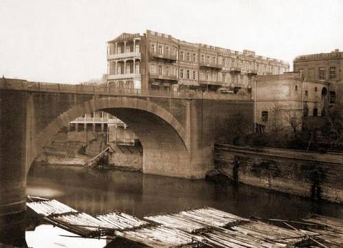 Михайловский мост, Тифлис, начало 20-го века. Обратите внимание на плоты, которые пригнали на лесопилку