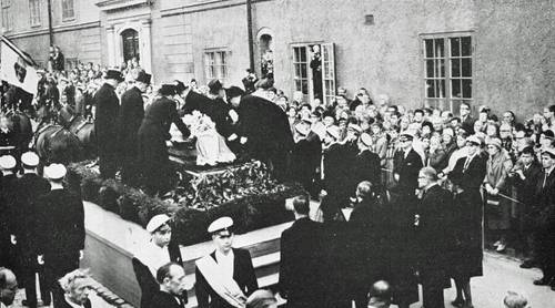 Похороны Дага Хаммаршёльда. Гроб с его телом помещают на катафалк. 29 сентября 1961 г.