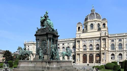 Памятник Марии Терезии на фоне Музея естествознания на площади её имени в Вене