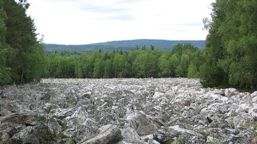 Каменная река на Урале (между хребтами Большой Таганай и Средний Таганай)