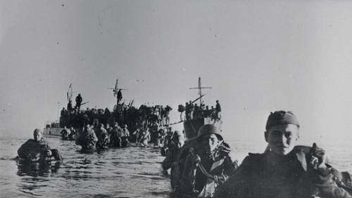 Бойцы 109-й стрелковой дивизии высаживаются на острове Сааремаа, 1944 г.