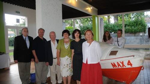 У лодки МАХ-4 в Морском музее гости из России и хозяева встречи, август 2010 г.