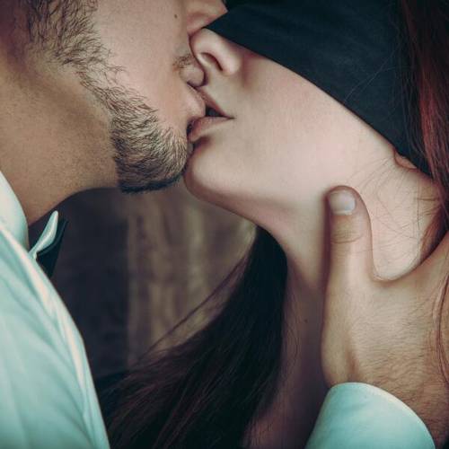 Что делать если губа опухла после поцелуя