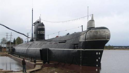 При реконструкции сбоку корпуса ПЛ оборудовали две двери