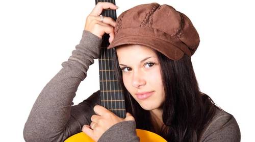 Как научиться играть на гитаре, не выходя из дома?