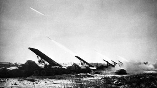 Гвардейские реактивные минометы БМ-13 «Катюша» ведут огонь в Восточной Пруссии