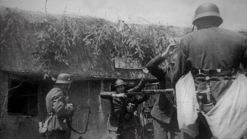Французские солдаты сдаются в плен у ДОТа линии Мажино