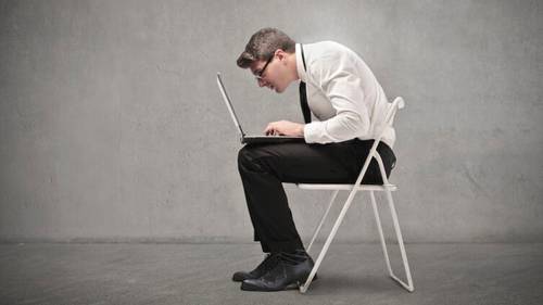 Ортопедическое кресло или обычный стул. Как подарить подростку здоровую осанку?