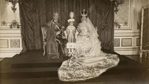 Австрийское императорское семейство в декабре 1916 г.: император Карл I, его супруга Цита Бурбон-Пармская и кронпринц Оттон Австрийский