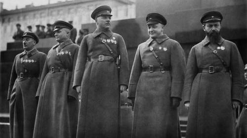 Советские военачальники Ян Гамарник, Михаил Тухачевский, Климент Ворошилов, Александр Егоров и Генрих Ягода (справа налево) у Мавзолея В.И. Ленина, 1935 г.