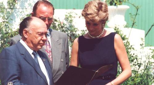 Александр Яковлев вручает принцессе Диане диплом лауреата Международной Леонардо-премии