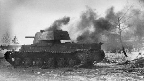 Подбитый юго-западнее Ржева советский танк КВ-1 из состава одного из отдельных танковых батальонов приданных 29-й армии генерала Ивана Масленникова. Калининский фронт