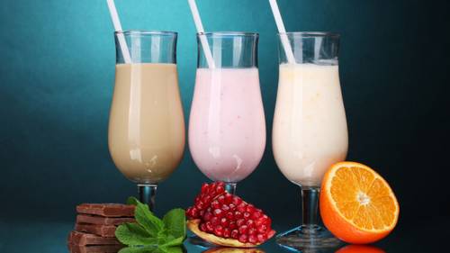 Как приготовить прохладительный молочный коктейль с мороженым, ягодами и фруктами?