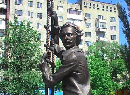 Памятник Олегу Янковскому в образе Мюнхгаузена, скульптор Андрей Щербаков, город Саратов