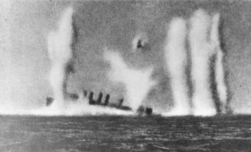 Американский эсминец «Эдсолл» тонет, атакованный японскими кораблями южнее острова Ява