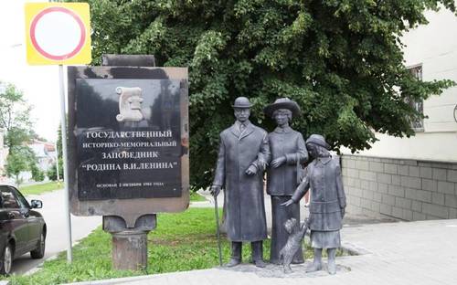 Скульптурная группа «Семья Ульяновых» - символ музея-заповедника