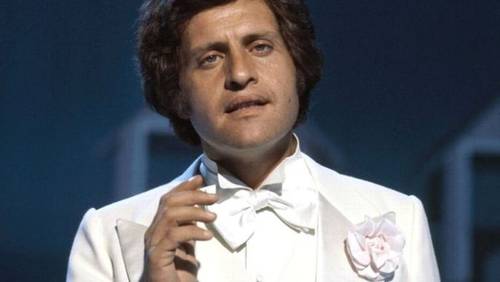 В 1969 году на телешоу Джо впервые выступает в белом костюме, ставшем для него такой же визитной карточкой, как и песня про Елисейские Поля
