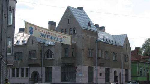В 1905 г. этот дом встал на перекрестке нынешних улиц Гагарина и Карельской