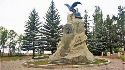 Памятник у могилы Н. М. Пржевальского в Пристань-Пржевальске