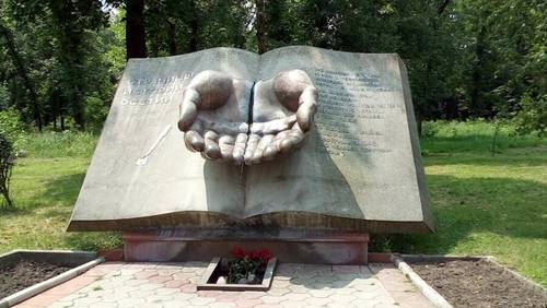 Памятник погибшим в бесланской школе № 1 в 2004 г.