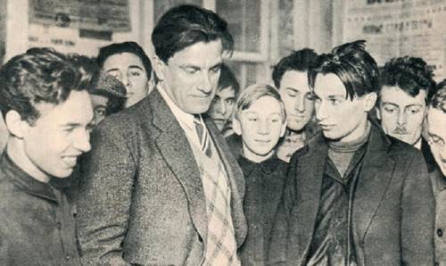 Владимир Маяковский на своей выставке «20 лет работы», 1930 г.